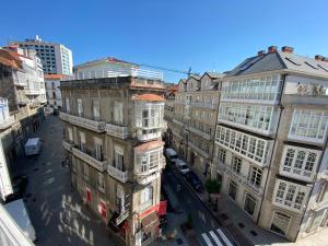 una vista aérea de una calle de la ciudad con edificios en Gamboa, en Vigo