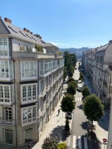 uma vista para uma rua da cidade com edifícios em Gamboa em Vigo