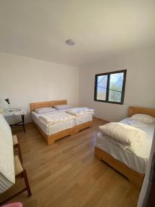 Postel nebo postele na pokoji v ubytování Rupa Guest House Camping Shkoder