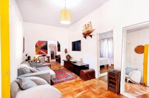 a living room with a couch and a table at CASA ALUNAI in Pirenópolis