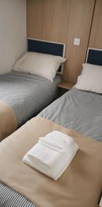 เตียงในห้องที่ Three Lochs Holiday Caravan for Families and Couples