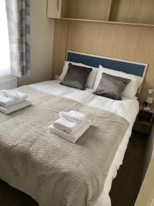 Ένα ή περισσότερα κρεβάτια σε δωμάτιο στο Three Lochs Holiday Caravan for Families and Couples