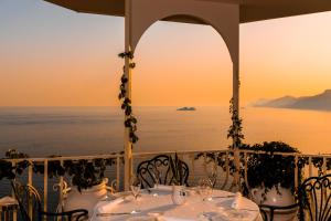 einen Tisch mit Meerblick vom Balkon in der Unterkunft Grand Hotel Tritone in Praiano