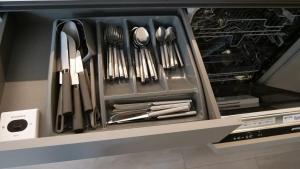 un cajón lleno de utensilios en una cocina en MK shortstay Deluxe- Capital Drive en Milton Keynes