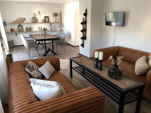 a living room with a couch and a table at Ferien im Herzen Bayerns 2 in Töging am Inn