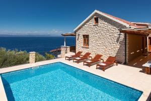 Swimmingpoolen hos eller tæt på Seafront Stone Villa