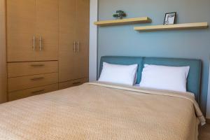 Кровать или кровати в номере Gold Sun Villas