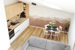 Kuchyňa alebo kuchynka v ubytovaní Apartmán v stráni