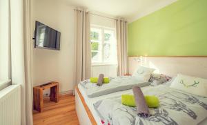 1 dormitorio con 2 camas con animales de peluche en Schlosstaverne Lunz, en Lunz am See