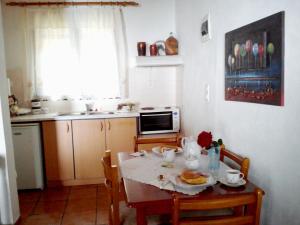 a kitchen with a table with food on it at ΤΟΥΡΙΣΤΙΚΕΣ ΕΠΙΠΛΩΜΕΝΕΣ ΚΑΤΟΙΚΙΕΣ φροσω χωριατη in Agios Kirykos