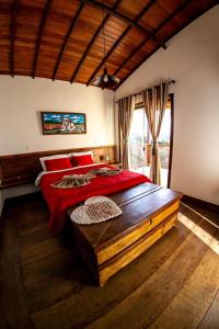 a bedroom with a large wooden bed with red pillows at Horizonte de Lavras in Lavras Novas