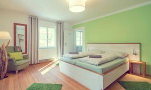 1 dormitorio con 1 cama grande y 1 silla en Schlosstaverne Lunz, en Lunz am See