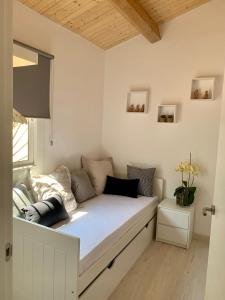 Ce lit se trouve dans un dortoir doté d'une fenêtre. dans l'établissement Flat in Girona City Centre - 5 mins from Old Town and Train Station, à Gérone