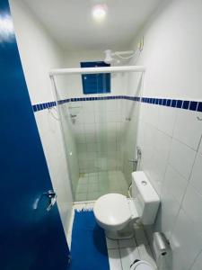 y baño con aseo blanco y ducha. en Hostel Republika en Natal