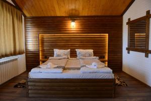 Tempat tidur dalam kamar di Family Hotel Gotse Delchev