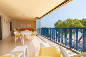 a room with a balcony with a table and chairs at Travel Habitat playa Heliópolis in Benicàssim