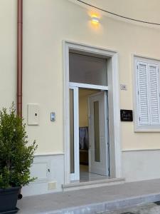 una puerta abierta de un edificio con ventana en Pasitea Luxury Suite, en Squinzano