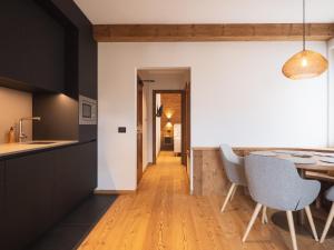 Kuchyň nebo kuchyňský kout v ubytování FIORI Dolomites Experience Hotel