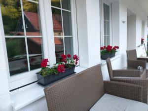 un balcone con porte fiorite per una casa di AM BERG Hotel a Herzberg am Harz