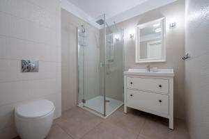 łazienka z prysznicem, toaletą i umywalką w obiekcie Apartament Holiday w Darłówku +26 zdjęć