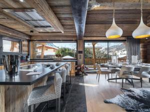 een restaurant met houten plafonds en tafels en stoelen bij Chalet Megève, 7 pièces, 12 personnes - FR-1-569-10 in Megève