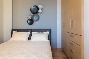 Кровать или кровати в номере Gold Sun Villas