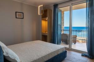 Кровать или кровати в номере Gold Sun Villas