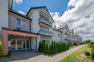 szereg budynków apartamentowych z podjazdem w obiekcie Apartament Holiday w Darłówku