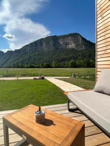 a patio with a table and a view of a mountain at Seechalet Linsendorf in Saager