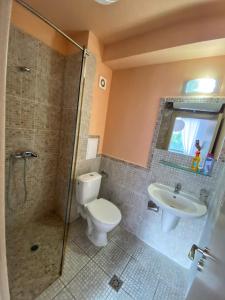 La salle de bains est pourvue de toilettes, d'un lavabo et d'une douche. dans l'établissement Rainbow 3 Apartment-studio 223, à Sunny Beach