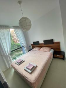 - une chambre avec un lit et une grande fenêtre dans l'établissement Rainbow 3 Apartment-studio 223, à Sunny Beach