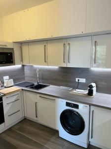 a kitchen with a washing machine and a sink at Cannes Eden résidence de luxe piscine tennis in Vallauris