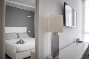 1 dormitorio con cama blanca y espejo en Midnight in Genova, en Génova