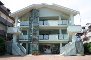 un edificio con balcones en un lateral en Hotel Diamante, en Francavilla al Mare