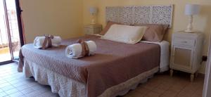 Un dormitorio con una cama con dos bolsas. en Scorcio Di Mare en Agrigento