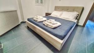 1 dormitorio con 1 cama con toallas en Luxury 2-bed apartment minutes to downtown en Nicosia