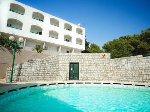Bazén v ubytování Hotel Miran Pirovac nebo v jeho okolí