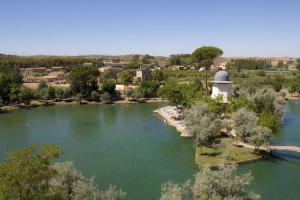 une île au milieu d'une rivière dans l'établissement Los Cuatro Cantones - Con BARBACOA, à Ariza