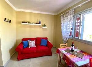 - un salon avec un canapé rouge et une table dans l'établissement Gurugú 2, à San Sebastián de la Gomera