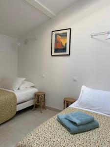 Ένα ή περισσότερα κρεβάτια σε δωμάτιο στο La Petite Caserne - Gite 4 étoiles -