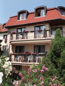 um edifício de apartamentos com flores nas varandas em HELIOS Hotel Apartments em Budapeste