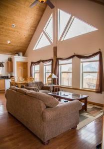 a living room with a couch and a table at Old Man Mountain, Spacious lodge with loft Great for families, Dogs allowed in Estes Park