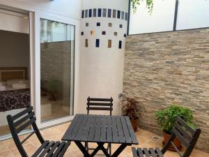 Patio alebo iná vonkajšia časť ubytovania Patio Port Serrallo
