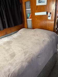 Ένα ή περισσότερα κρεβάτια σε δωμάτιο στο Hills Motel & Marina