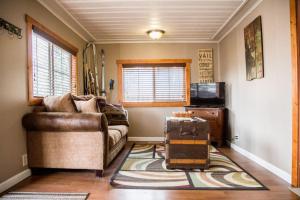 un soggiorno con divano e sedia di Prospect Cabin, Cozy 1-bedroom cabin with kitchen Dogs OK a Estes Park