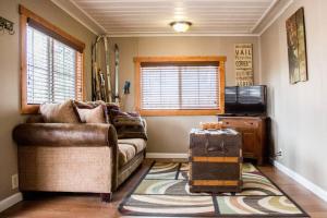 a living room with a couch and a table with luggage at Prospect Cabin, Cozy 1-bedroom cabin with kitchen Dogs OK in Estes Park
