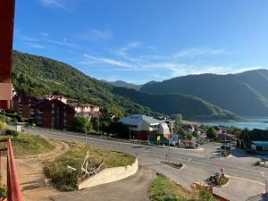 プルジネにあるApartment Pantovicの川と山の町並み
