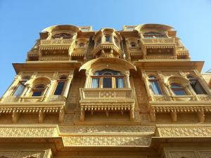 Hotel Amazing Jaisalmer في جيلسامر: مبنى طويل وبه نوافذ وشرفات عليه