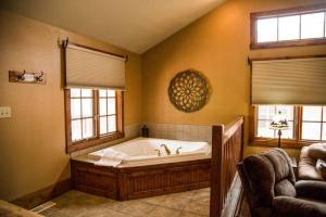 Habitación con baño grande con bañera grande. en Mummy Mtn Suite 1 Bedroom suite with fireplace and jacuzzi tub, en Estes Park