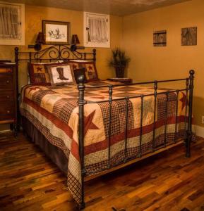 1 dormitorio con 1 cama grande y suelo de madera en Mummy Mtn Suite 1 Bedroom suite with fireplace and jacuzzi tub, en Estes Park